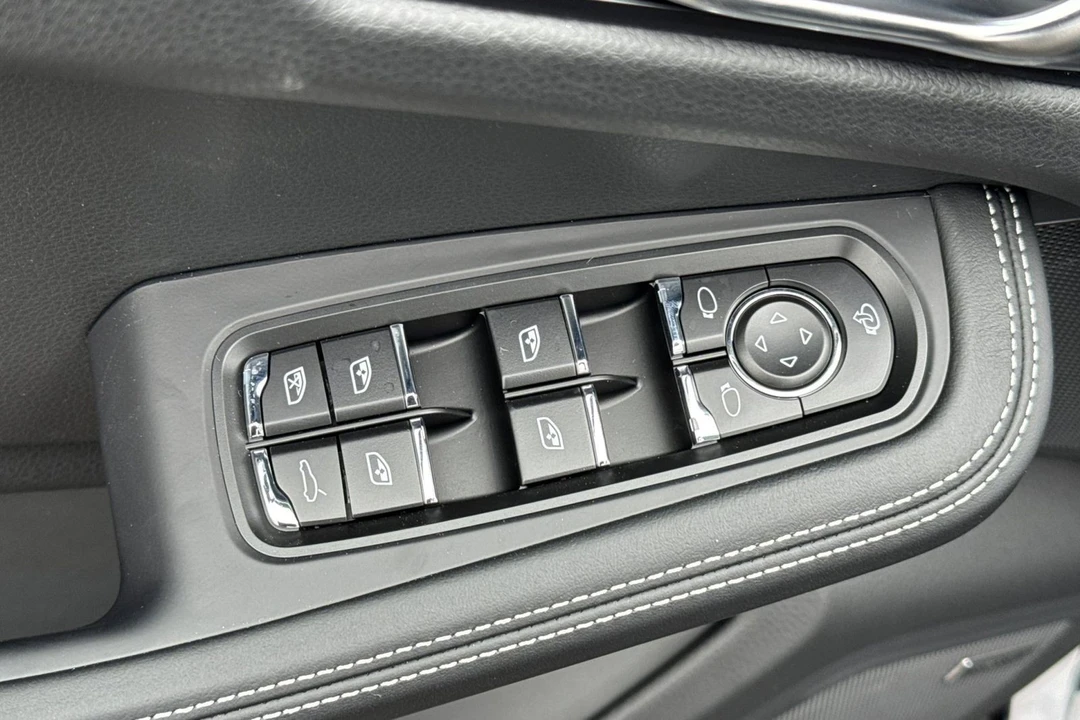 2025 Porsche Macan T - Image 13 of 21
