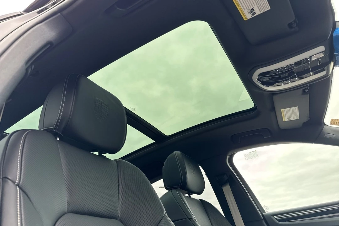 2025 Porsche Macan T - Image 19 of 21