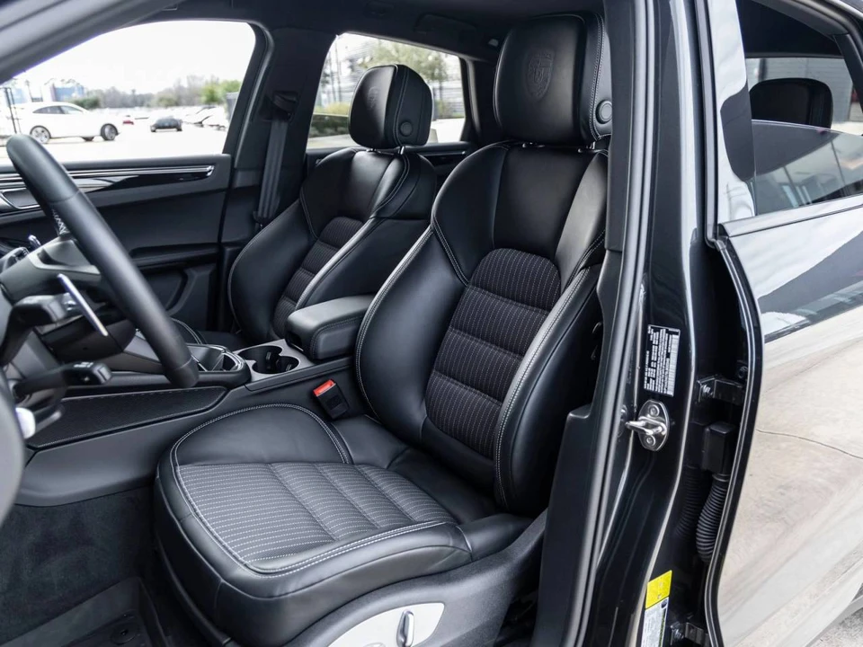 2025 Porsche Macan T - Image 5 of 5