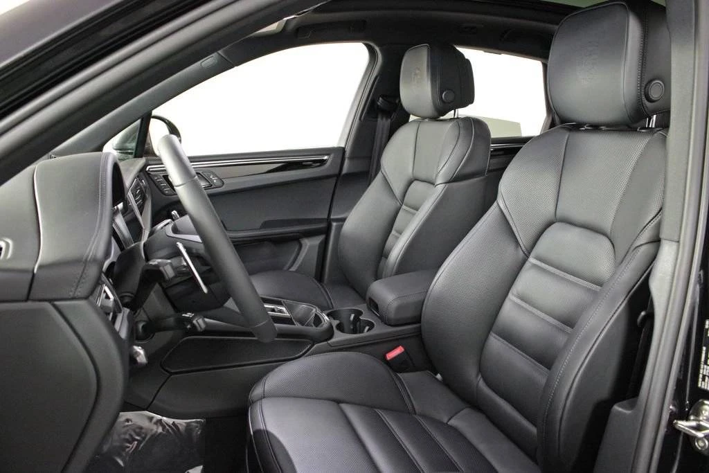 2025 Porsche Macan T - Image 5 of 5