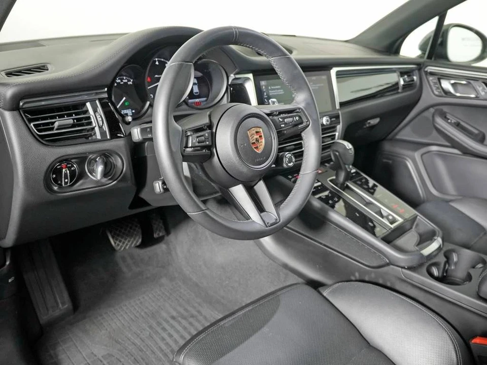 2025 Porsche Macan T - Image 4 of 5
