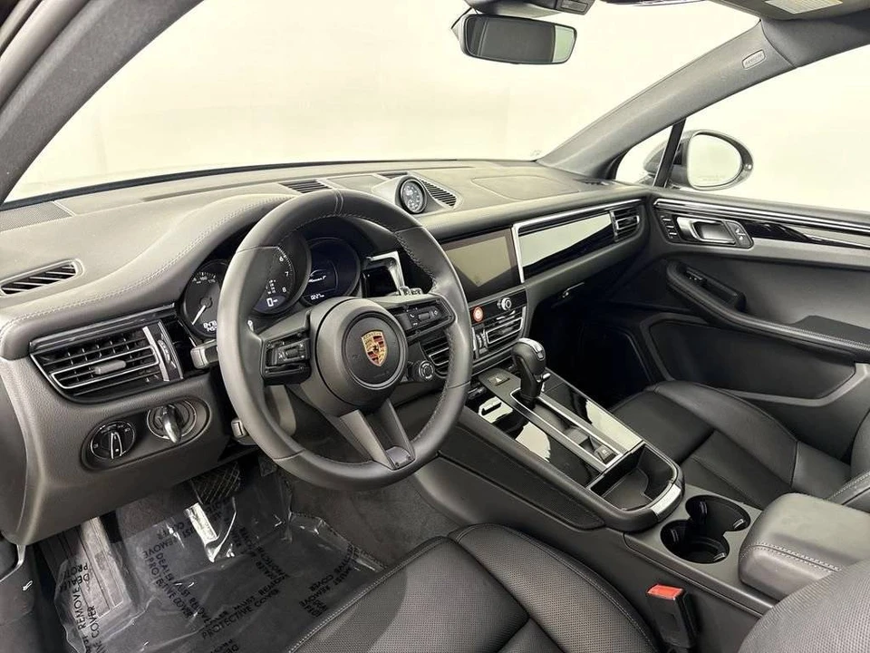 2025 Porsche Macan T - Image 4 of 4