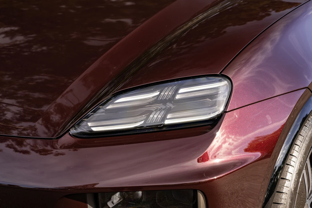 2025 Porsche Macan Electric - Image 24 of 31
