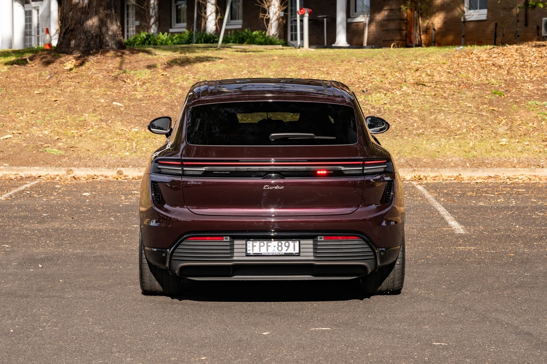 2025 Porsche Macan Electric - Image 14 of 31