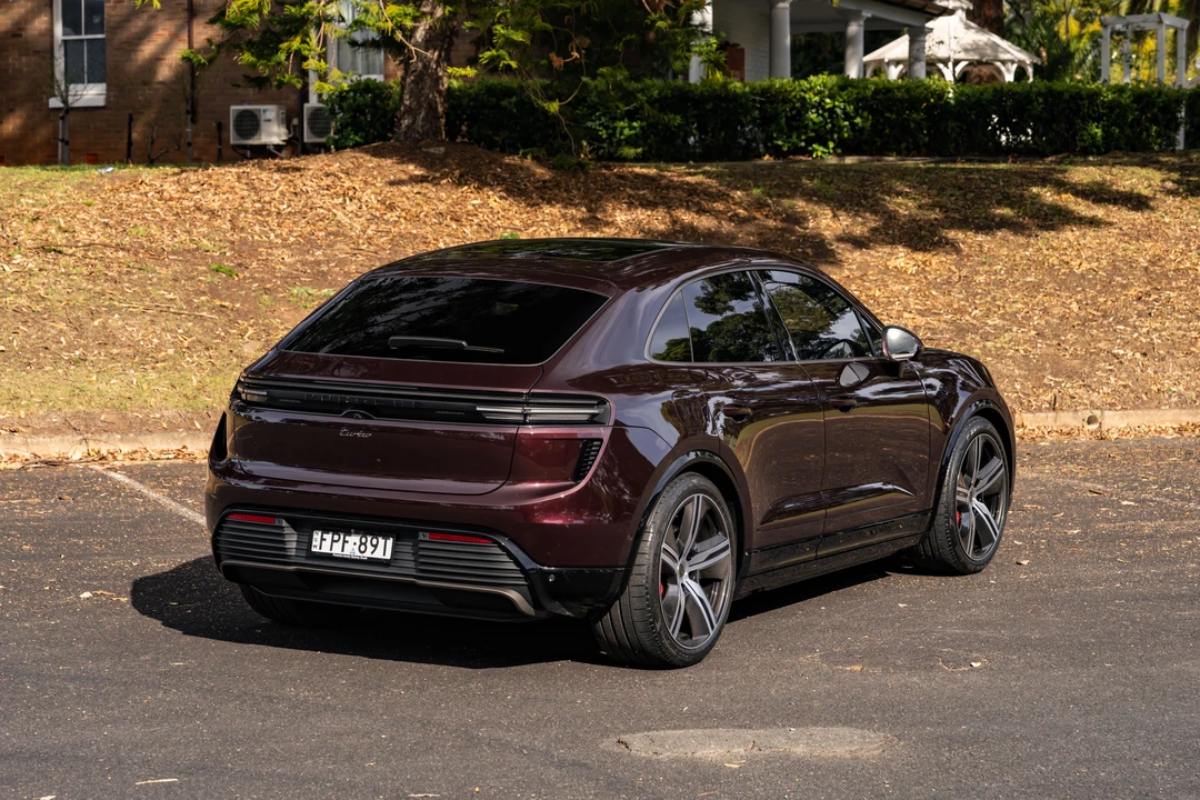 2025 Porsche Macan Electric - Image 15 of 31