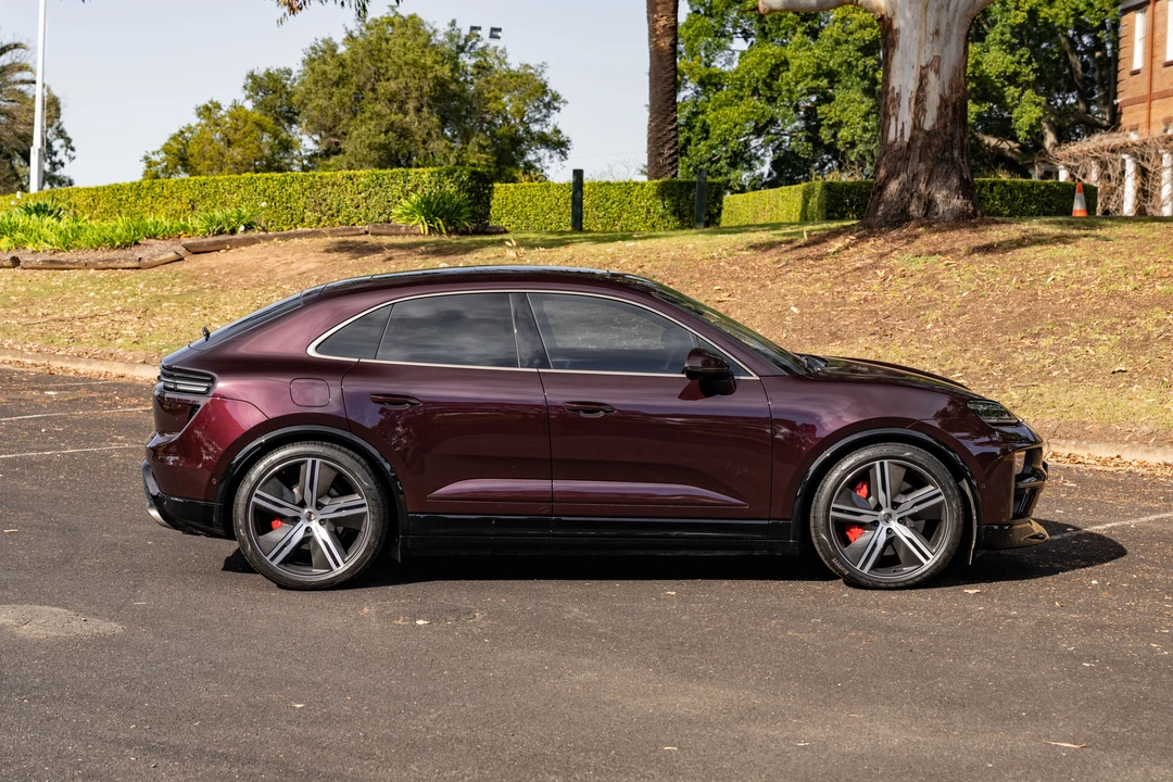 2025 Porsche Macan Electric - Image 16 of 31