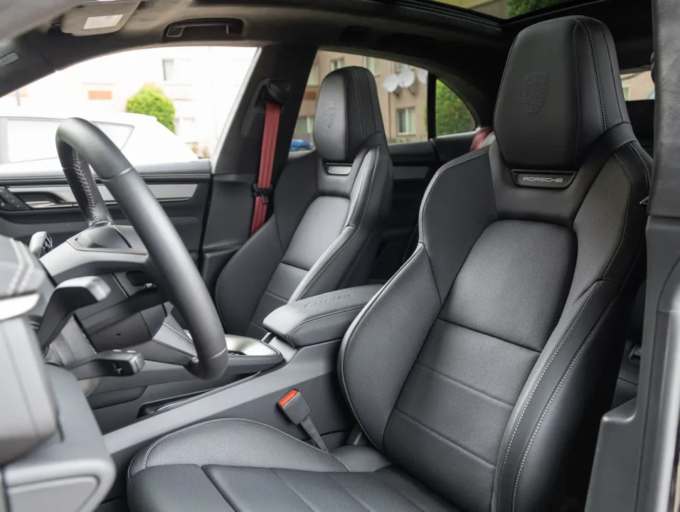 2025 Porsche Macan Electric - Image 5 of 15