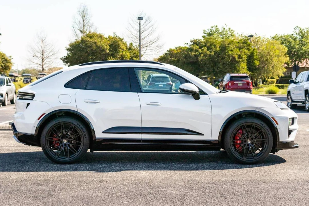 2025 Porsche Macan Electric - Image 4 of 5