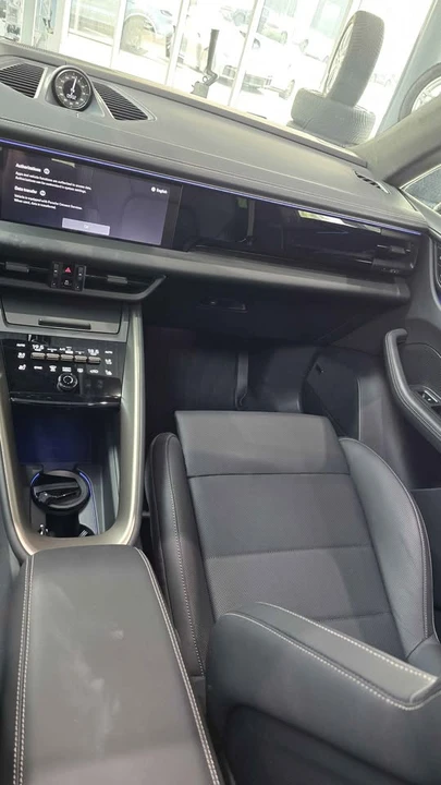 2025 Porsche Macan Electric - Image 10 of 13