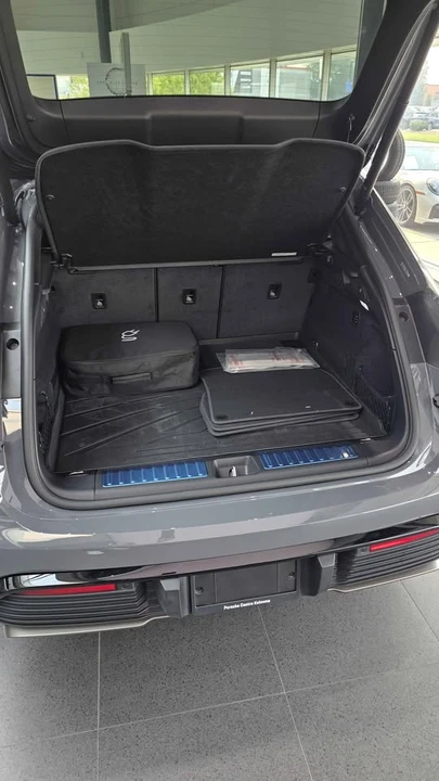 2025 Porsche Macan Electric - Image 5 of 13