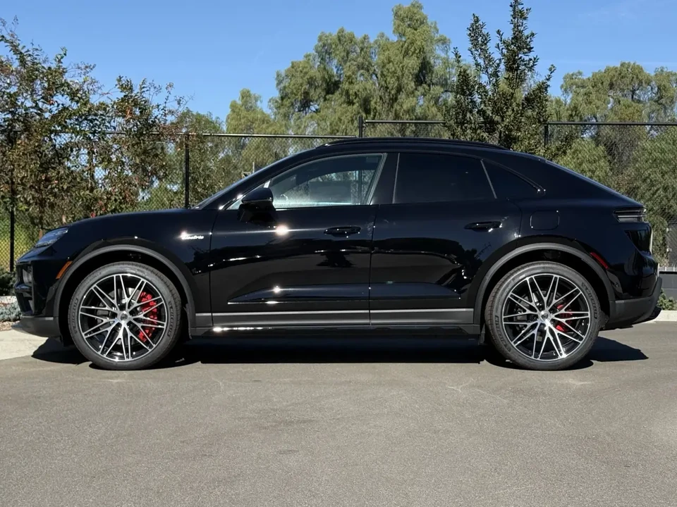 2025 Porsche Macan Electric - Image 2 of 7