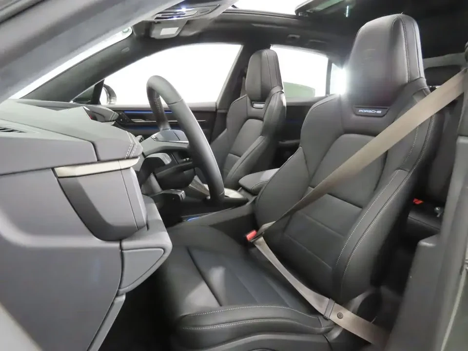 2025 Porsche Macan Electric - Image 5 of 17