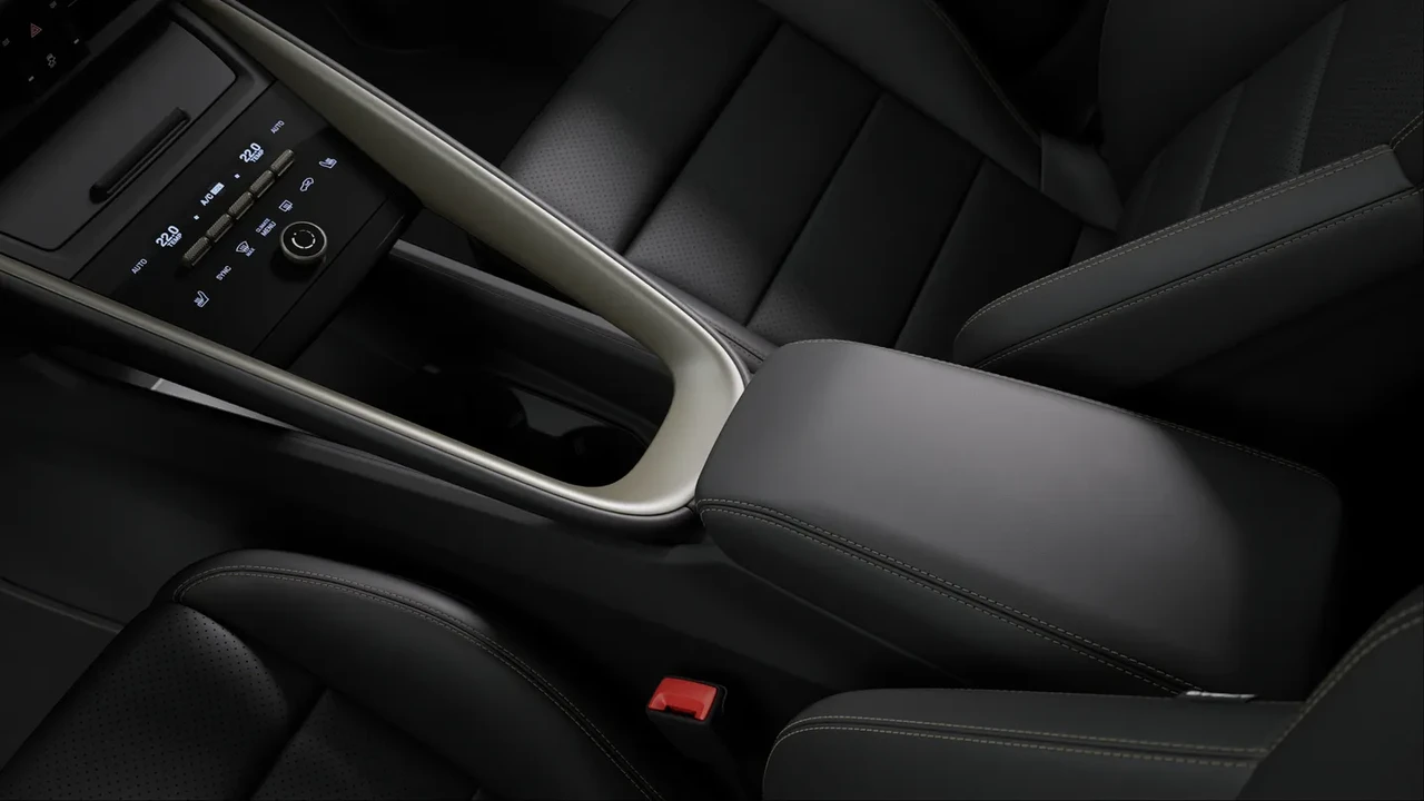 2025 Porsche Macan Electric - Image 10 of 17