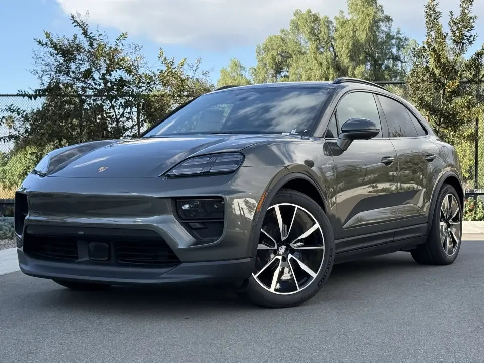 2025 Porsche Macan Electric - Image 15 of 17