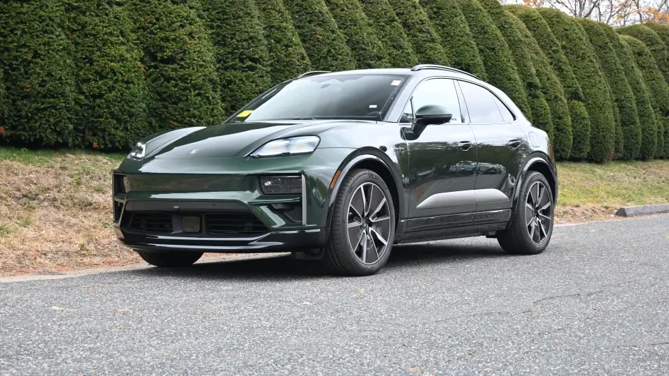 2025 Porsche Macan Electric - Image 14 of 17