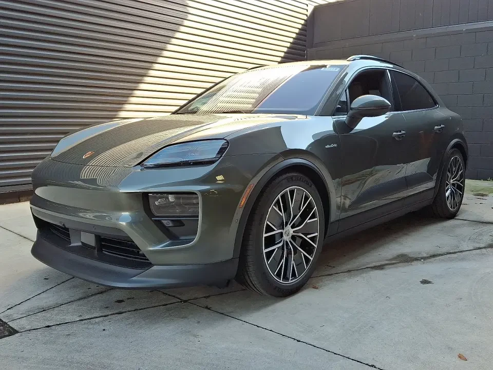 2025 Porsche Macan Electric - Image 16 of 17