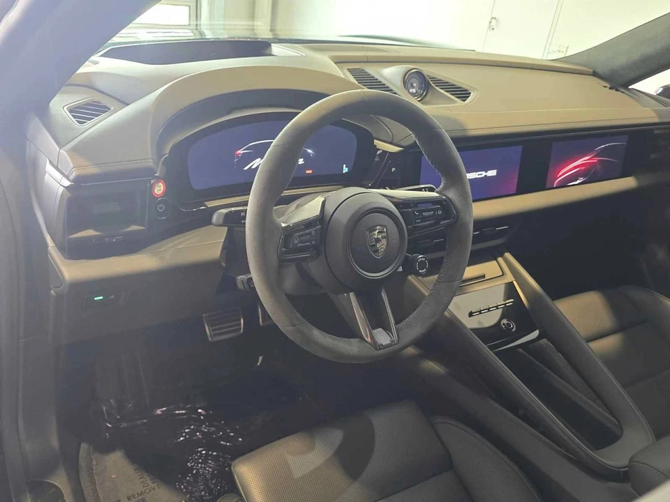 2025 Porsche Macan Electric - Image 4 of 5