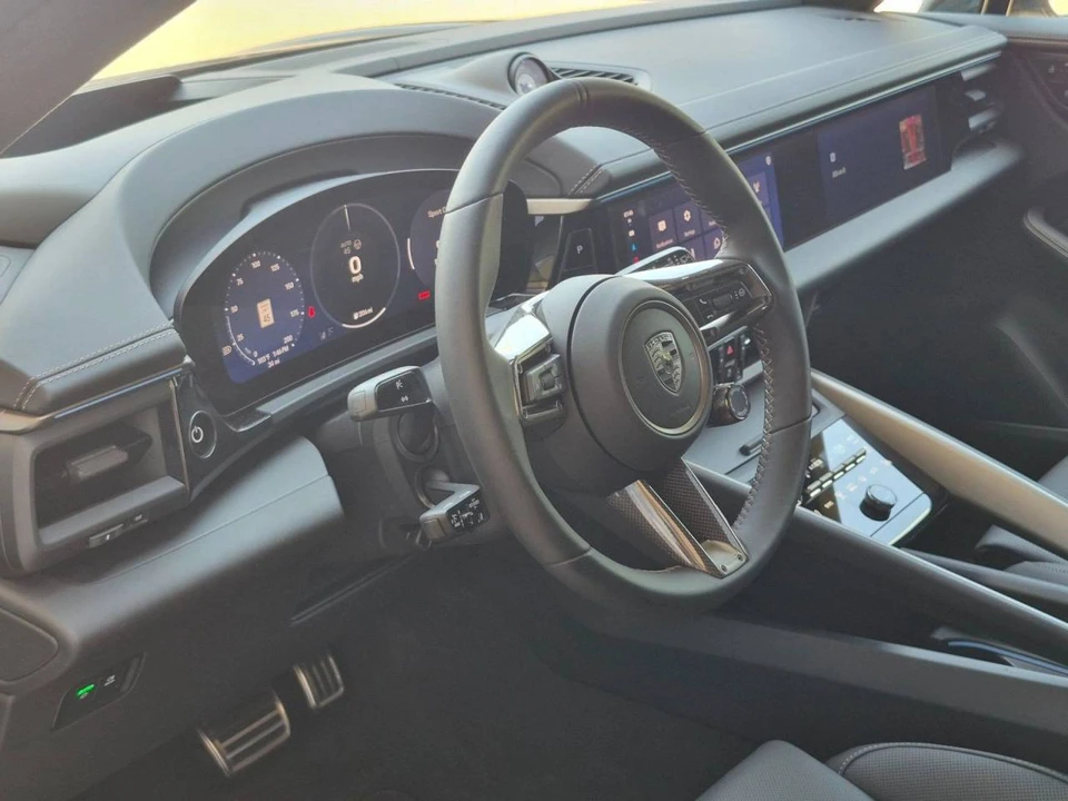 2025 Porsche Macan Electric - Image 4 of 5