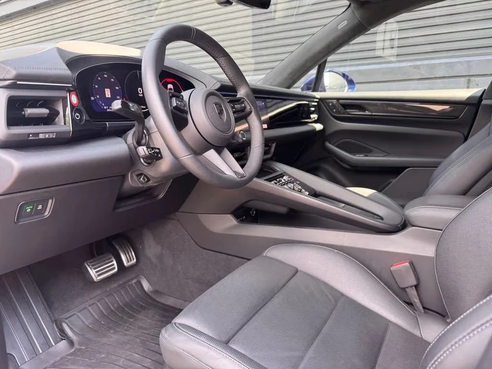 2025 Porsche Macan Electric - Image 28 of 31