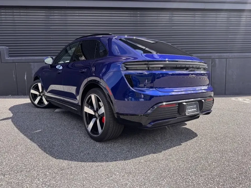 2025 Porsche Macan Electric - Image 24 of 31