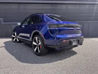 2025 Porsche Macan Electric - Image 21 of 31