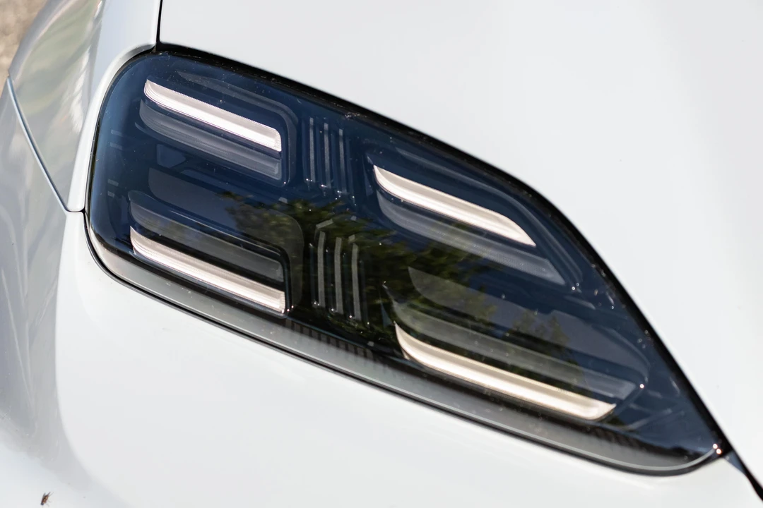 2025 Porsche Macan Electric - Image 9 of 31
