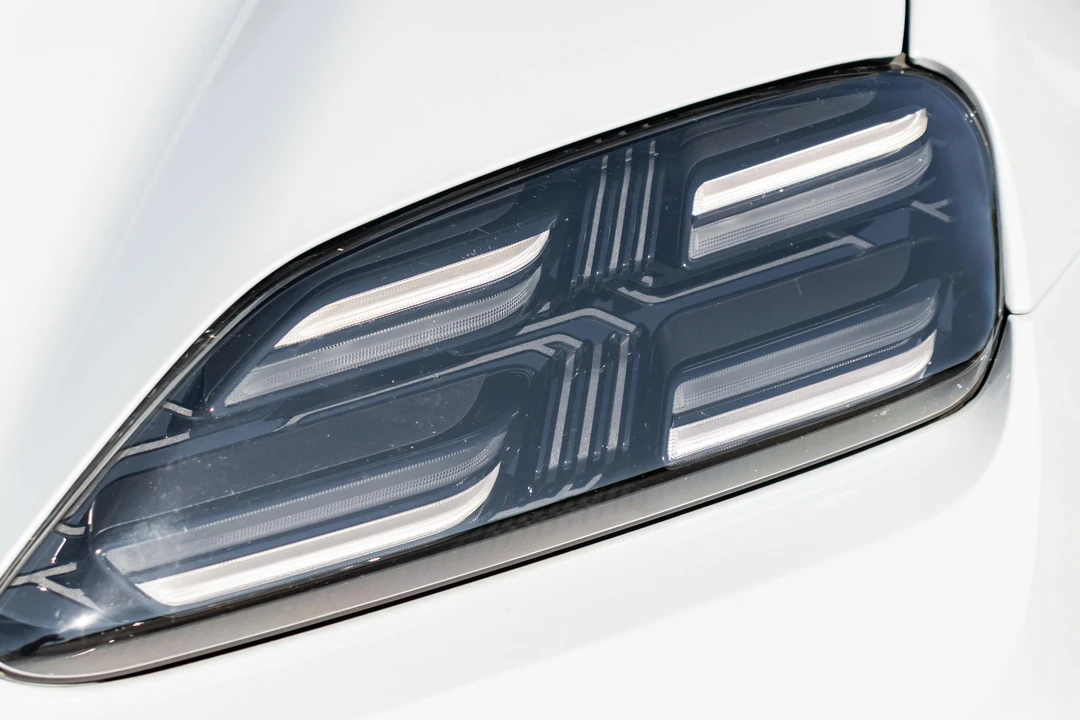2025 Porsche Macan Electric - Image 15 of 31