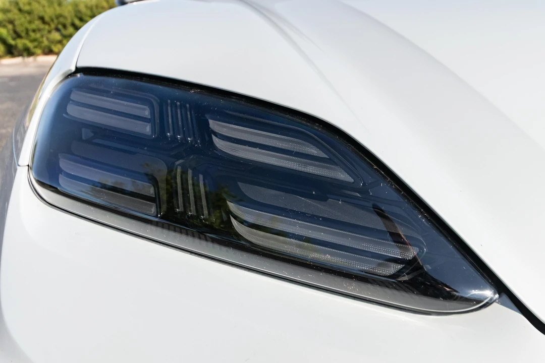 2025 Porsche Macan Electric - Image 8 of 31