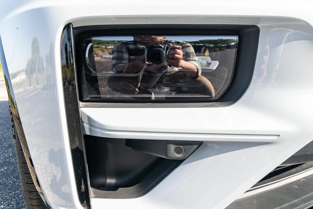2025 Porsche Macan Electric - Image 10 of 31