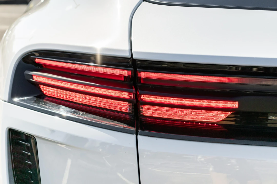 2025 Porsche Macan Electric - Image 22 of 31