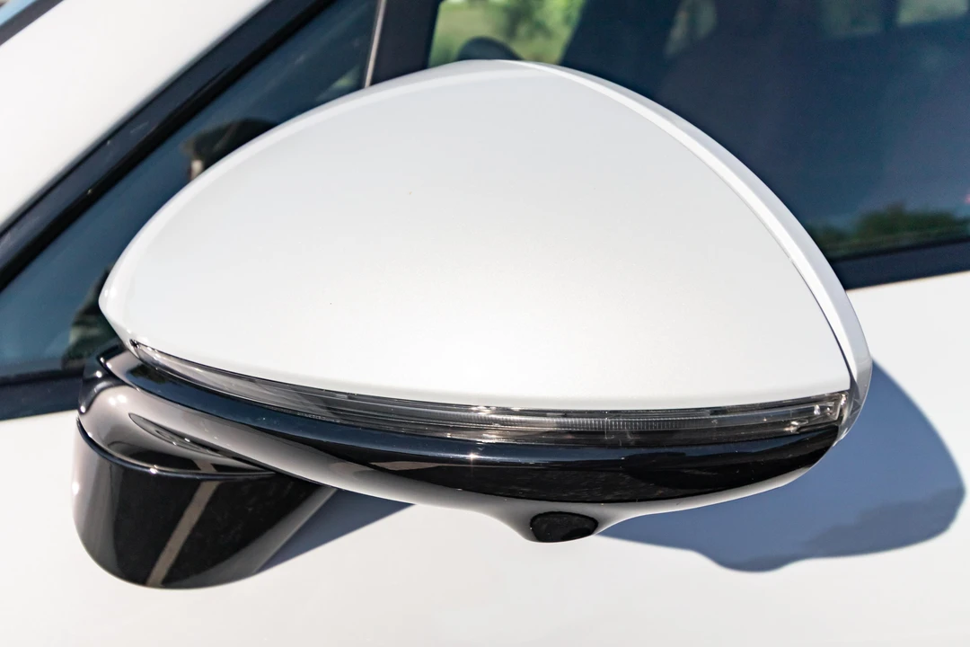 2025 Porsche Macan Electric - Image 17 of 31