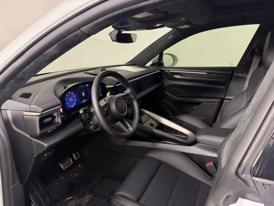 2025 Porsche Macan Electric - Image 4 of 5