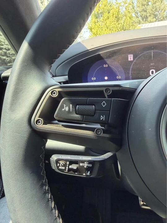 2025 Porsche Macan Electric - Image 10 of 16