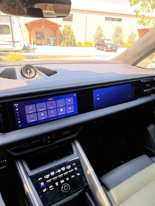 2025 Porsche Macan Electric - Image 13 of 16