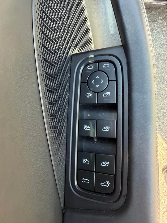 2025 Porsche Macan Electric - Image 9 of 16