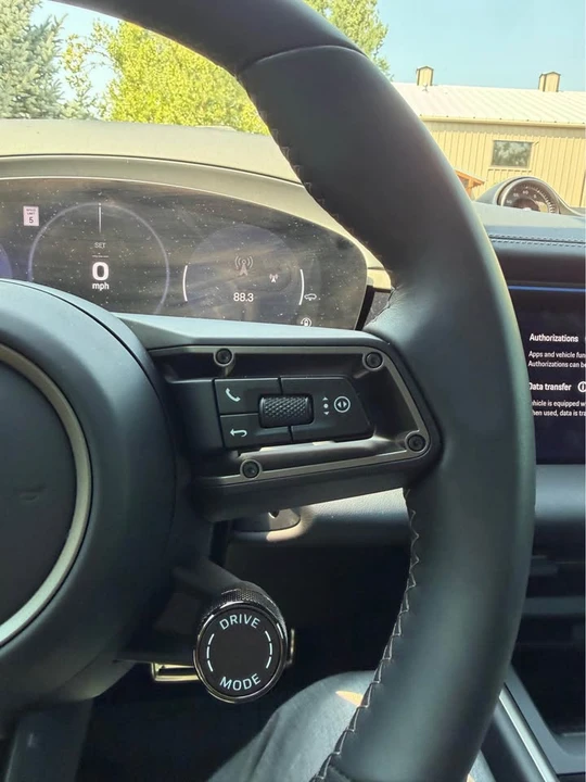 2025 Porsche Macan Electric - Image 11 of 16