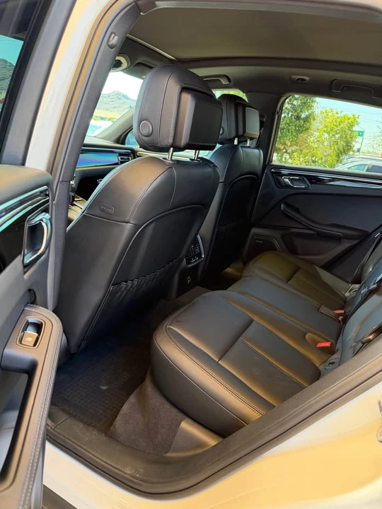 2025 Porsche Macan Electric - Image 10 of 17