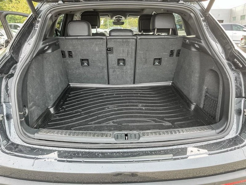 2025 Porsche Macan Electric - Image 10 of 19
