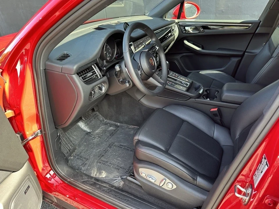 2025 Porsche Macan - Image 15 of 21