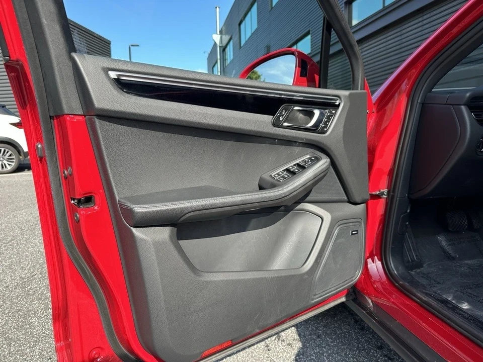 2025 Porsche Macan - Image 18 of 21