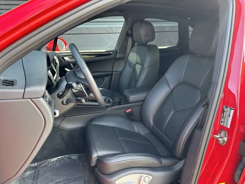 2025 Porsche Macan - Image 16 of 21