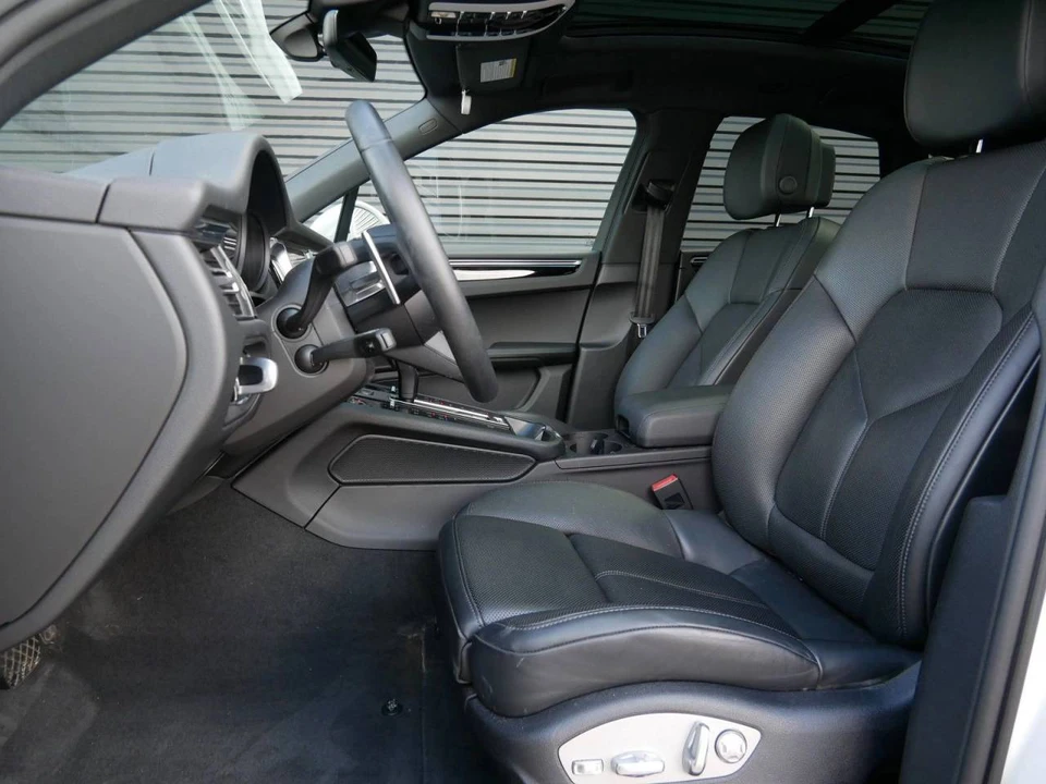 2025 Porsche Macan Electric - Image 4 of 5