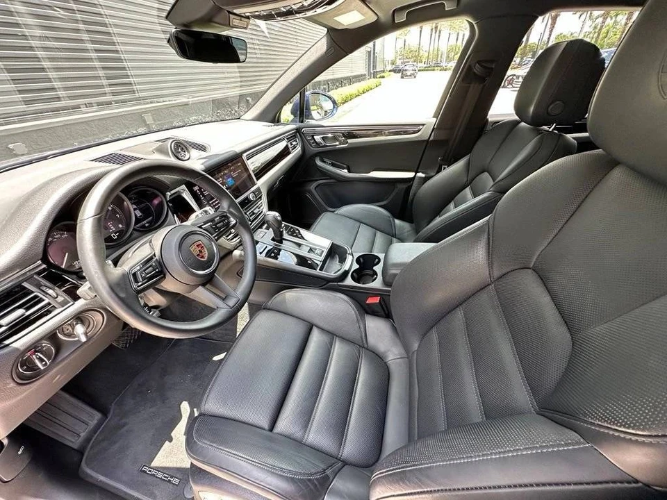 2025 Porsche Macan Electric - Image 4 of 5