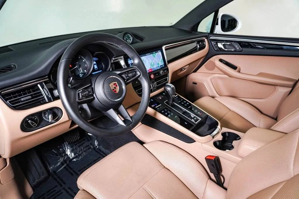 2025 Porsche Macan Electric - Image 4 of 5