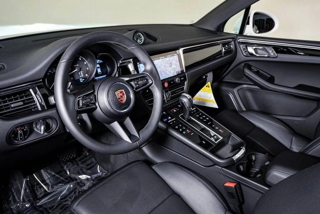 2025 Porsche Macan - Image 4 of 5