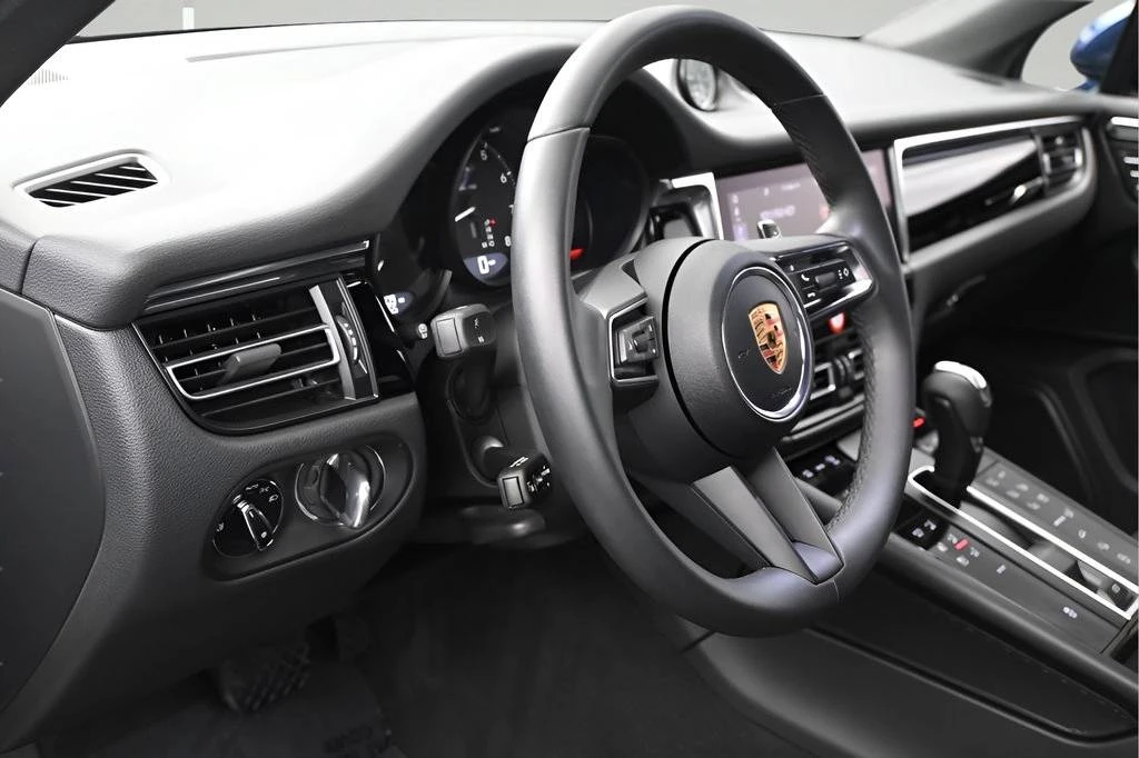 2025 Porsche Macan Electric - Image 4 of 5