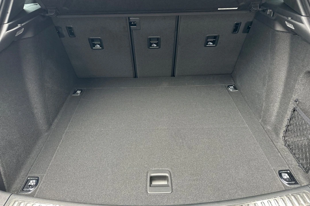 2025 Porsche Macan - Image 17 of 21