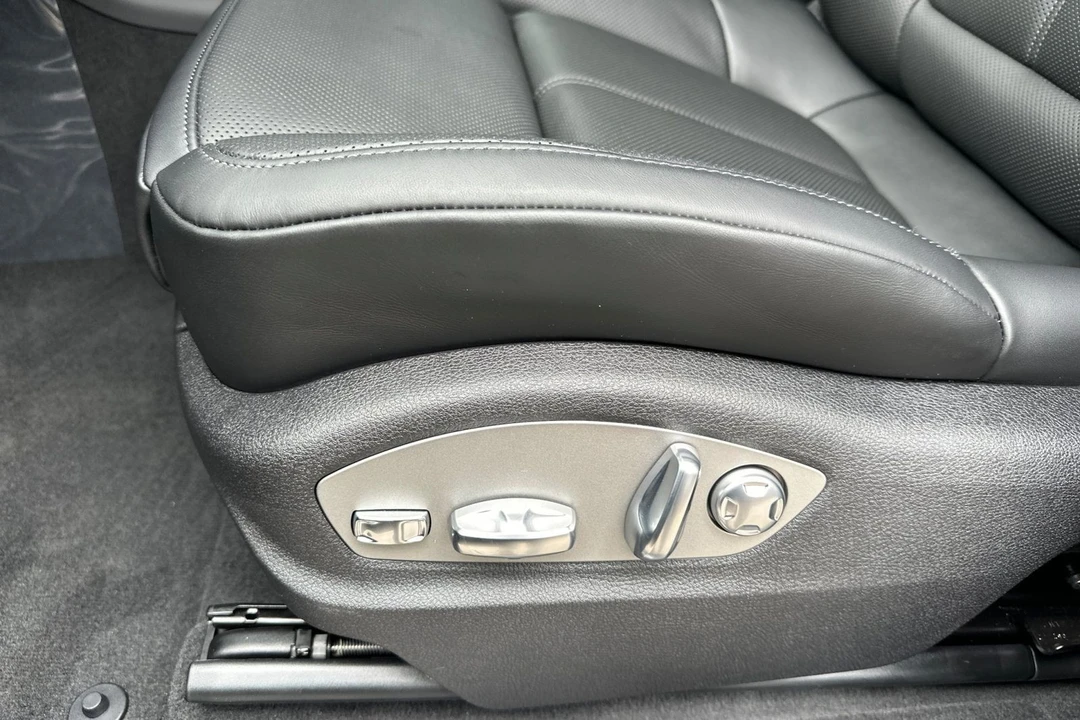 2025 Porsche Macan - Image 14 of 21
