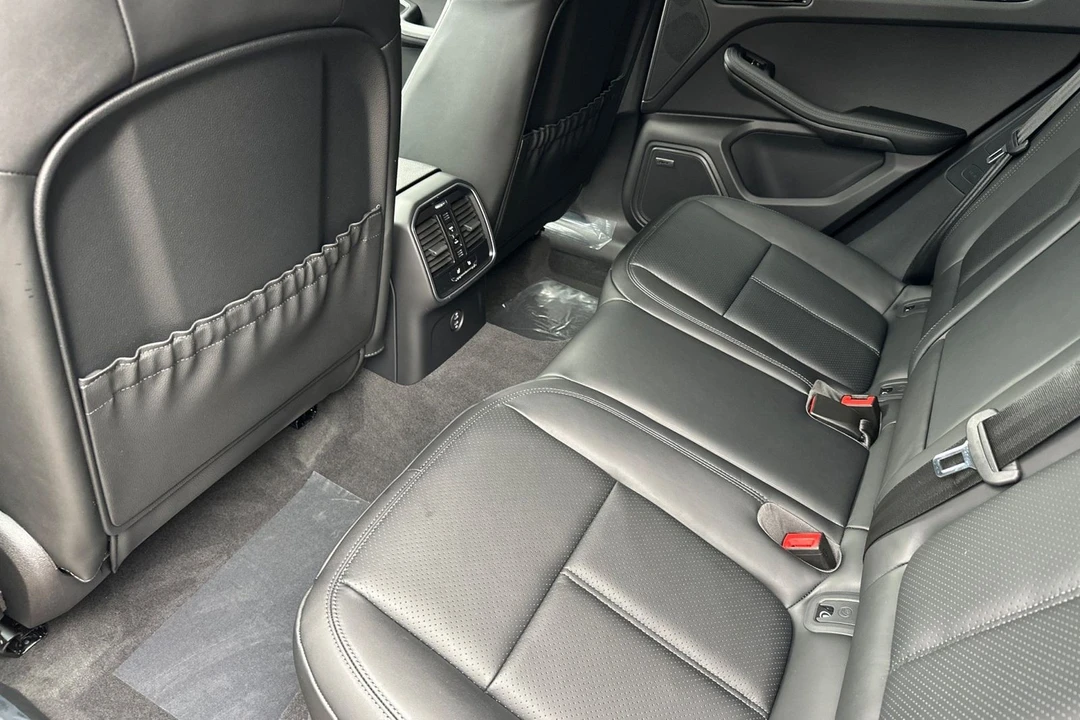 2025 Porsche Macan Electric - Image 15 of 21