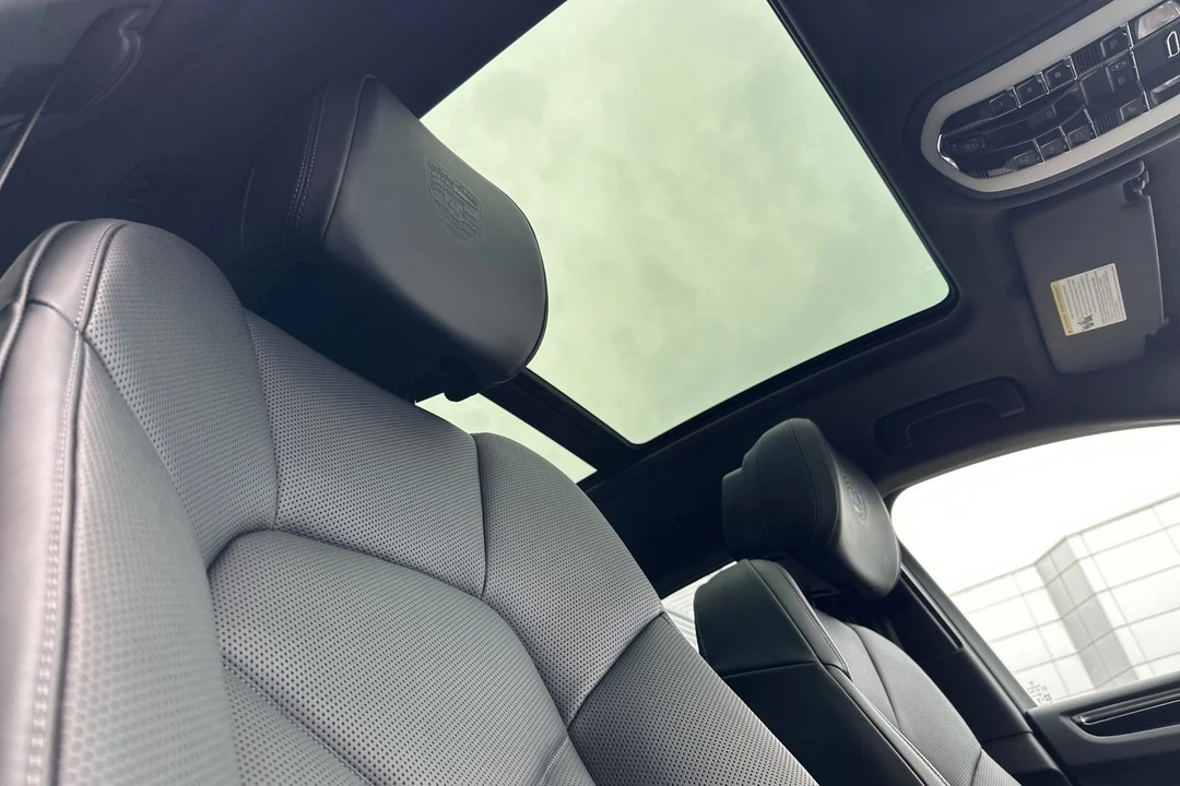 2025 Porsche Macan - Image 19 of 21